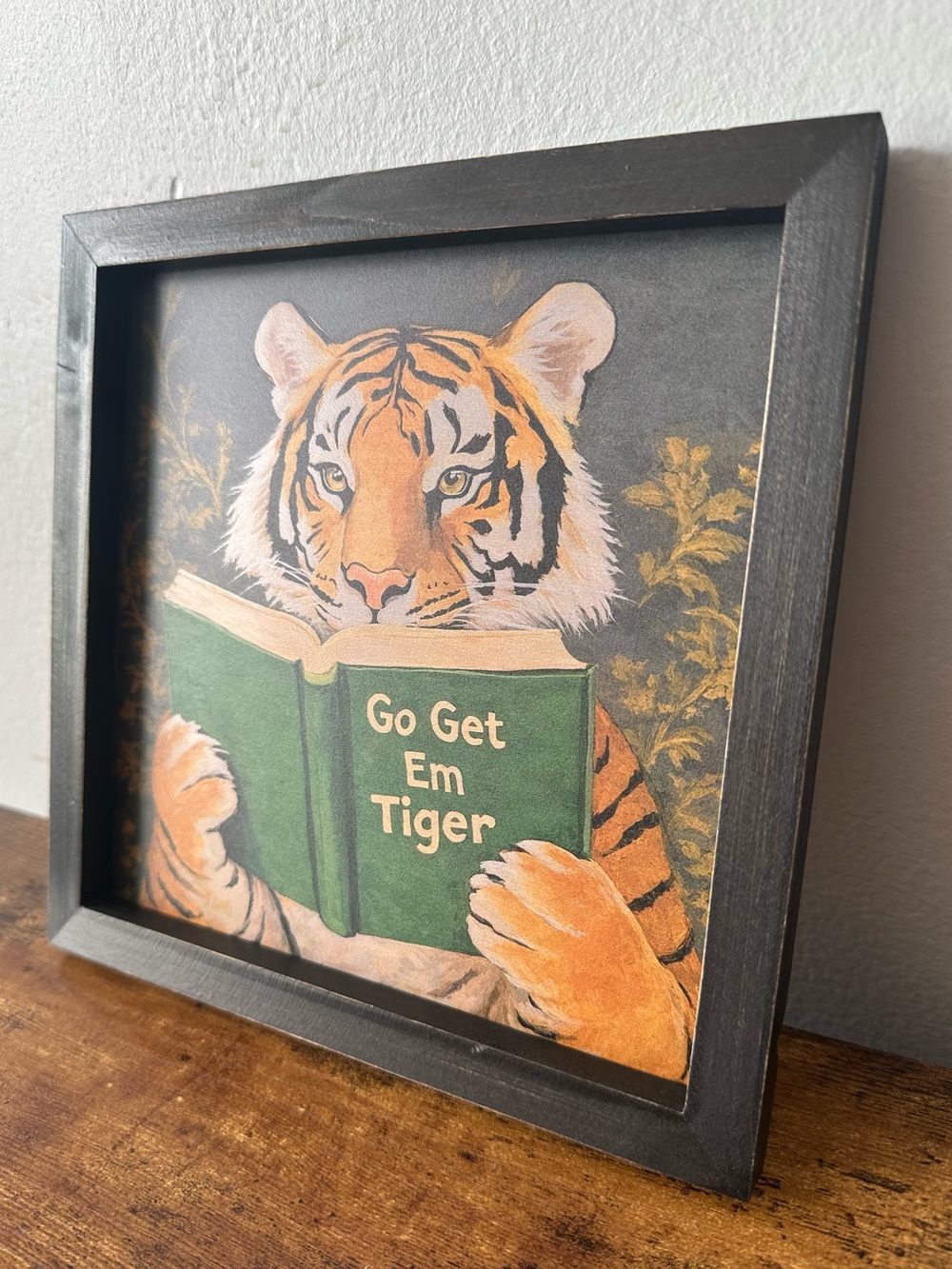 Framed Tiger Reading Go Get Em Tiger Wooden Wall Art Decor New In Packaging - Picture 2 of 4